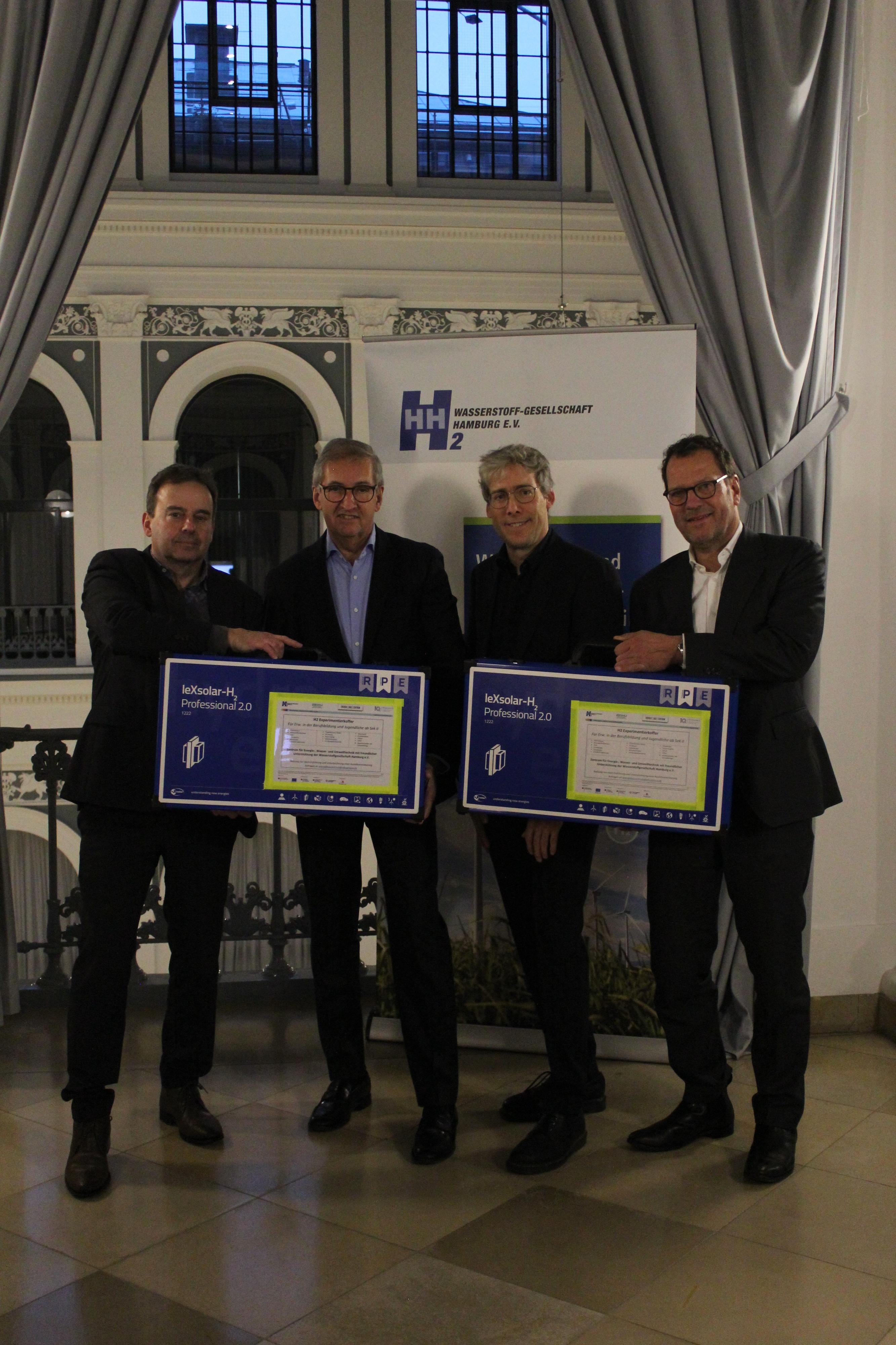 Übergabe Wasserstoff-Koffer